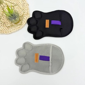 ถุงมือกำจัดขนแมว สีเทาและสีดำ ขนาดเดียวสำหรับการกรูมมิ่งแมวขนยาว - Product Image 3