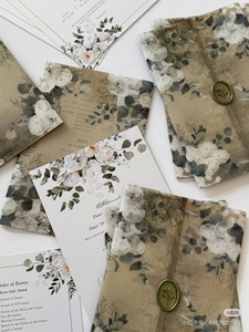 Carte de vœux élégante en papier artistique à motif floral avec estampage doré et finition en vélin translucide pour invitations de mariage - Product Image 3