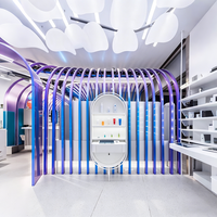 Vitrine de magasin de cosmétiques au look résolument futuriste, dotée d'étagères en bois et de tiroirs aux lignes épurées