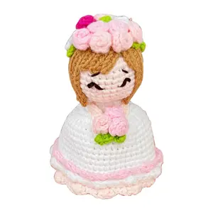 Hand woven bouquet doll diy material bag turns into a bride's hand holding flowers and turns over the finished products to make