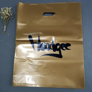 La maniglia fustellata con stampa personalizzata trasporta la confezione regalo di merce in plastica poli forti borse per lo shopping con logo