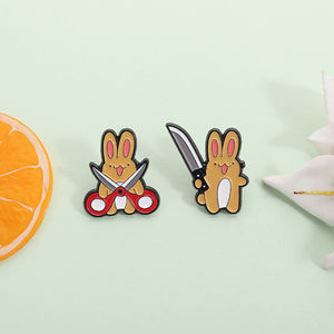 Angry Bunny con <span class=keywords><strong>motosierra</strong></span> esmalte Pin divertido conejo broche solapa insignia joyería regalo para niños adolescentes amigos a granel - Product Image 2