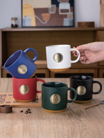 Mug à café en céramique à rayures verticales nordiques avec badge en bronze métallique, logo personnalisé, tasse à eau en porcelaine mate, cadeau de bureau