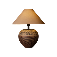 Lampe de table en céramique beige minimaliste de Jingdezhen avec abat-jour beige à texture sableuse mate pour table de chevet