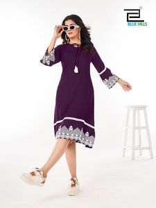 Design attrayant 14 kg Rayon Kurtis avec travail lourd court Kurti femmes robe Kurti en vente à l'exportation - Product Image 4