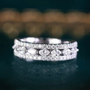 Anello a Mezza Fascia a Forma di Marquise per Donne, Accessorio per Dito dal Design Elegante e Raffinato - Product Image 2