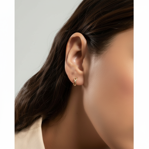 Mini boucles d'oreilles tendance en forme de cœur, styles religieux Huggie Hoop, en laiton, titane, zircon, perles et pierres de diamant pour les fêtes - Product Image 1