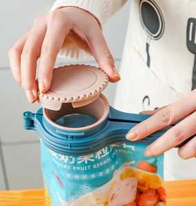 Clips de plástico al por mayor Syh453 con tapa giratoria extraíble, boquilla de descarga grande, sellado y dispensador para bolsas de alimentos y snacks - Product Image 2