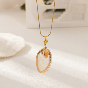 Collier N68T en acier inoxydable plaqué or 18 carats PVD, breloques émaillées à thème plage, finition brossée, étanche et inaltérable - Product Image 4