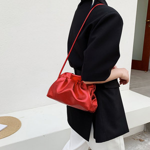 Sac à bandoulière en cuir souple froncé style dumpling, collection Printemps-Été 2026, pour femme - Product Image 4