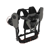 L'exosquelette robotisé pour membres supérieurs est utilisé pour soulever des objets lourds pendant une longue période afin de réduire efficacement la charge de travail des ouvriers.