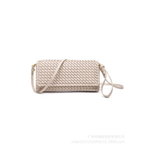 กระเป๋าสะพายข้างผู้หญิงหนัง PU ทอสีครีมขาว ทรงสี่เหลี่ยมแนวนอน แฟชั่นสายสะพายเดี่ยว ปิดซิป ขนาด 5 นิ้ว สปริง - Product Image 4