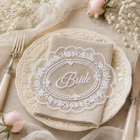 Carte de table de mariage élégante et romantique personnalisée en dentelle brodée, vente en gros pour banquets, fêtes et décorations photo