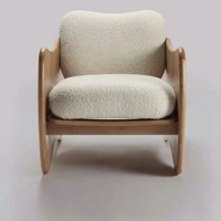 Moderner Holzrahmen-Akzentstuhl mit Teddy-Stoffpolsterung, unregelmäßiger geschwungener Armlehne im Wabi-Sabi-Stil für Wohnzimmer, Hotel und Freizeitmöbel