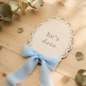 Letrero de madera 'Ella está aquí' para anuncio de nacimiento con cinta, letrero sorpresa para revelar el género del bebé para el hospital - Product Image 4