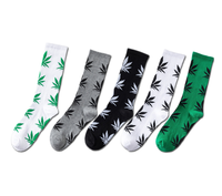 Vente en gros de chaussettes personnalisées cool pour femmes et hommes, chaussettes amusantes à motif feuille d'érable, chaussettes en coton, blanches et noires, pour hommes
