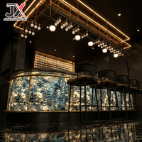 Comptoir de bar rétroéclairé de luxe sur mesure, vitrine à vin avec étagères en verre LED suspendues, cadre doré, mobilier commercial