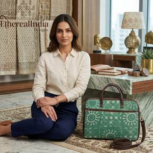 Bolso para portátil de algodón con estampado artesanal verde, tipo mensajero para oficina, con asa de regazo y correa. - Product Image 3