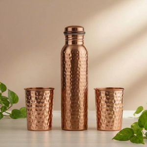 ขวดน้ำทองแดงแบบตอกลายสมัยใหม่ พร้อมแก้วสองใบ ชุดเครื่องดื่มพกพา โดย Ali Handicraft - Product Image 1