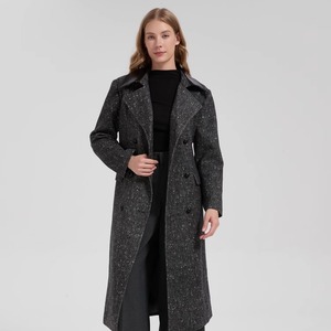 Nouvelle collection Automne-Hiver 2025 : <span class=keywords><strong>Poncho</strong></span> long gris pour <span class=keywords><strong>femme</strong></span> en laine mérinos style vintage 'Old Money' avec col en cuir et empiècements en laine/viscose - Product Image 1