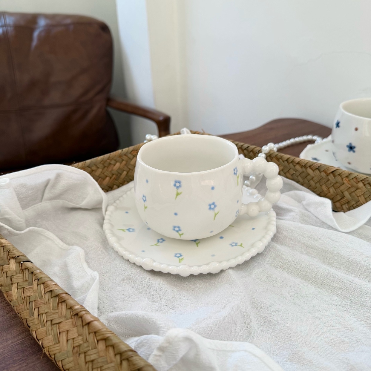 Tasse et soucoupe 320ml, motif petite fleur bleu clair.