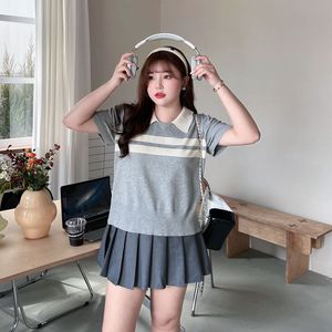 Runqi N8698 Haut en tricot rayé à col polo pour femme, manches courtes, grande taille, gris, en coton, pour femmes courbes - Product Image 4