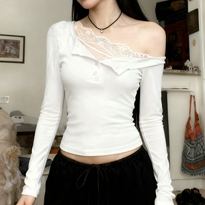 בגדי נשים בהתאמה אישית בסגנון Y2K, חולצת טי קצרה א-סימטרית עם תחרה, בגזרה צמודה, חושפת כתפיים, סיטונאי. - Product Image 3