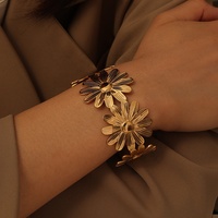 Gelang Manset Terbuka yang Dapat Disesuaikan dari Baja Anti Karat Berlapis Emas 18k Tahun 2026, Gelang Bunga Daisy Tebal untuk Perhiasan Pesta Wanita