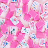 Direktverkauf ab Werk: Miss Cowgirl Elegance Amerikanische Mahjong-Steine, Unterhaltungsstiefel, Spielzeugpistolen, Transparente Lucite- und Hot-Pink-Schichten