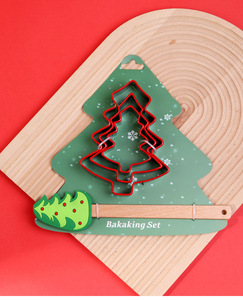 Set Creativo di Tagliabiscotti a Forma di Albero di Natale con Raschietto in Silicone e Mattarello per Preparazione Cibi Festivi - Product Image 6