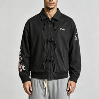 Veste thermique double couche en daim noir avec broderie unie, boutons grenouillère, poches cargo côtelées