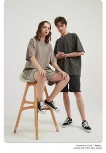 เสื้อยืดคอตตอนแท้ 100% หวีละเอียด 250gsm แบบยูนิเซ็กซ์ สีพื้น ดำและขาว รับสกรีนโลโก้ OEM แห้งเร็ว ทรงโอเวอร์ไซส์ - Product Image 3