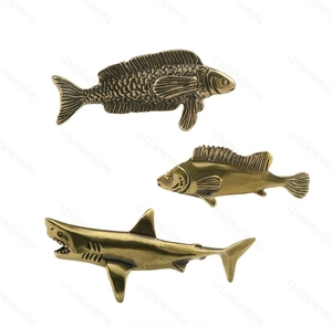Ornamenti in ottone massiccio a forma di pesce e squalo, in stile retrò anticato, con motivi di vita marina e intagli in bronzo. - Product Image 2