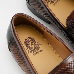 Mocassins pour hommes Cvepval en cuir de vache, bout rond, motif géométrique uni, semelle intérieure respirante, logo gravé, chaussures de marche - Product Image 1