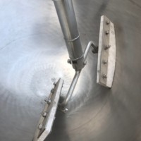 Marmite de cuisson à agitation planétaire en acier inoxydable Qiangda 400L avec bras de levage hydraulique et déchargement automatique, à chemise vapeur
