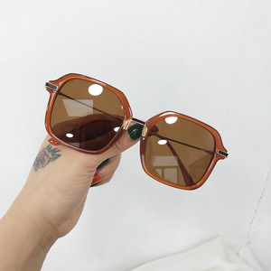 Gafas de Sol Cuadradas Extra Grandes para Mujer Qianai, Montura con Estampado de Leopardo, Lentes de PC, 100% Protección UV, Protección Solar para Conducir - Product Image 1