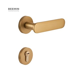 ชุดลูกบิดประตูทองเหลืองแบบด้าน พร้อมกุญแจทองแดง  ด้ามจับประตูสีดำ และมือจับประตู - Product Image 1