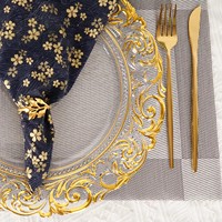 Assiette de présentation en plastique transparent de 13 pouces avec bordure dorée ornée en relief, assiette ronde décorative pour la mise en table de mariage, banquet ou fête