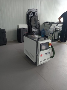 Machine de nettoyage au laser à fibre portative 2000W 3000W, équipement industriel de traitement de surface pour enlever la rouille, la peinture et l'huile des métaux - Product Image 3