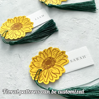 Cartes de nom de mariage personnalisées avec des pompons floraux |   Cartes de placement pour événements, décorations de table et fournitures pour cadeaux de fête