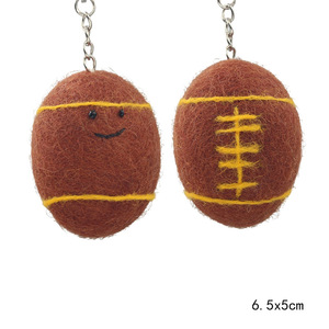 Ciondolo in feltro di lana fatto a mano a tema calcio, basket, tennis, rugby, ping pong, divertente e simpatico, da appendere alla borsa o come portachiavi - Product Image 5