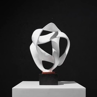Décor à la maison moderne lumière luxe salon décor ornements résine Statue boule de cristal modèle abstrait artisanat bureau décor de bureau