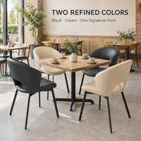Tables et chaises de restaurant, ensemble de salle à manger avec fauteuils à dossier matelassé crème et table en bois pour la restauration fine et l'utilisation dans les hôtels de luxe
