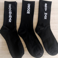 Chaussettes en coton tube moyen de lettre créative pour marié de mariage Chaussettes respirantes en coton absorbant la sueur Chaussettes longues noires pour garçon d'honneur Vente en gros