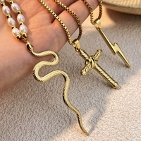 Collier tendance en acier inoxydable avec chaîne maille croisée, pendentif serpent, croix et éclair au motif unique, unisexe