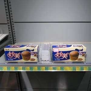 Affichage de réfrigérateur de supermarché au détail alimentation automatique bouteille à ressort en plastique réglable système de poussoir d'étagère de boisson en conserve pour boissons - Product Image 2