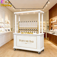 Kiosque de présentation de parfums LED de luxe avec finition blanche, vitrine mobile pour les magasins de détail et les magasins de cosmétiques, design écologique