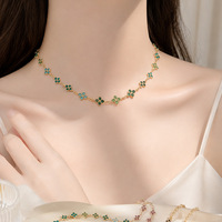 Collier ras-de-cou sportif en acier inoxydable plaqué or 18 carats avec trèfle à quatre feuilles et chaîne en bambou