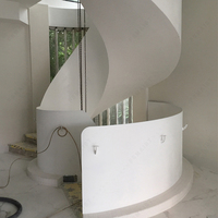 Escalier extérieur sculptural moderne et courbé avec garde-corps en verre sans cadre durable pour l'architecture intérieure de luxe