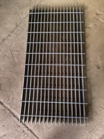 Grille en acier noir torsadée à barres croisées